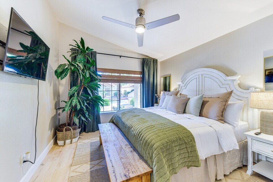 Building Photo - 1120 N Val Vista Dr