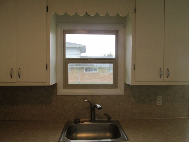 Building Photo - 2 Bedroom house in Burlington