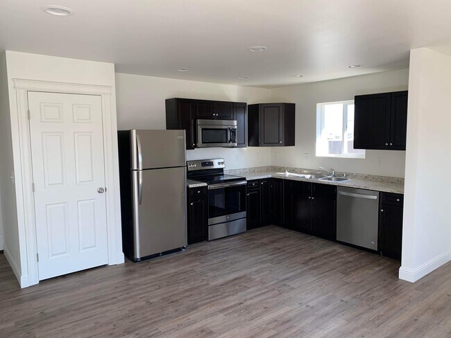 Building Photo - 802/804 W 3RD