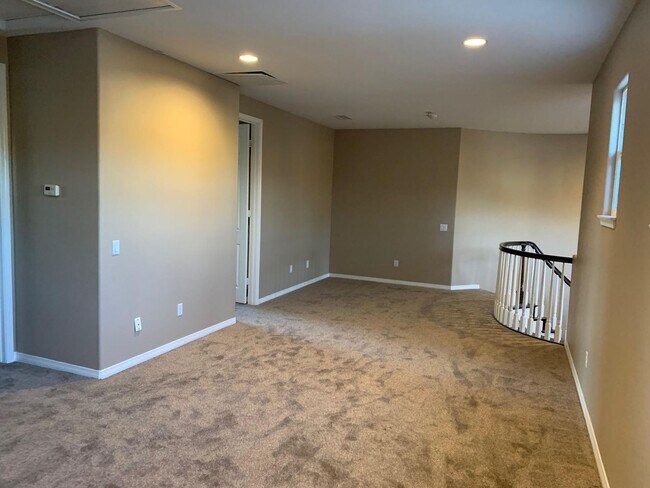 Building Photo - Lovely home in desirable Moorpark neighbor...