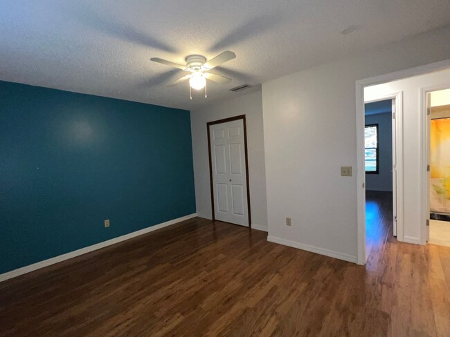 Building Photo - Available Now! Spacious 3 Bedroom 2 Bath o...