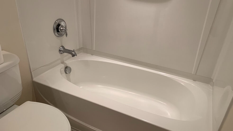 Building Photo - Room in Townhome on Macedonia Lake Dr