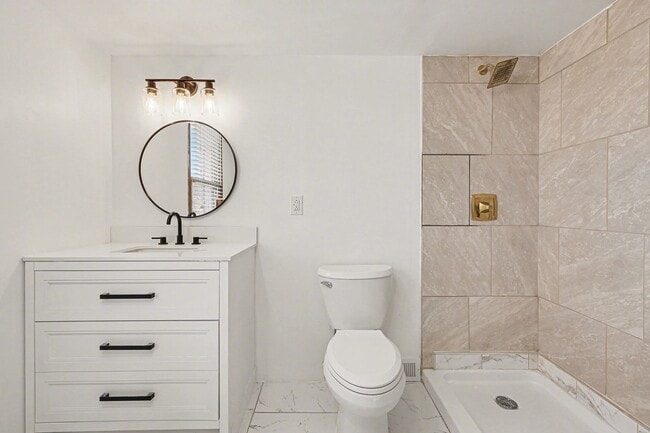 Building Photo - 3 Bedroom w/Den, 2.5 Bath-