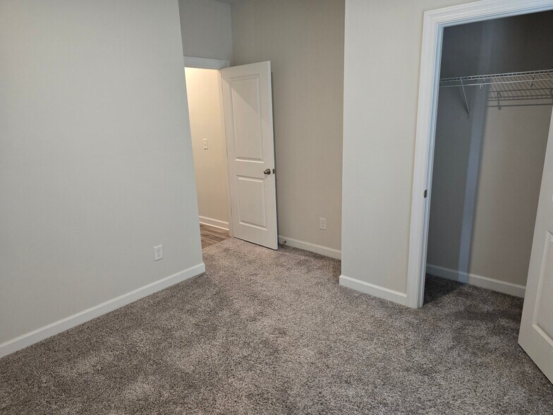 Building Photo - 3301 Plum Dr