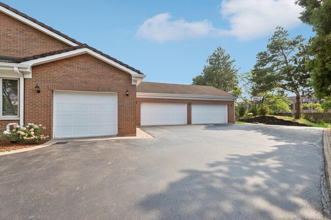 Building Photo - 2430 Dorina Dr