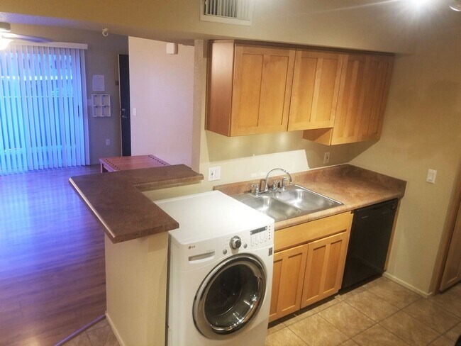 Building Photo - 2bd/2ba West-Flagstaff Condo -End-Unit - N...