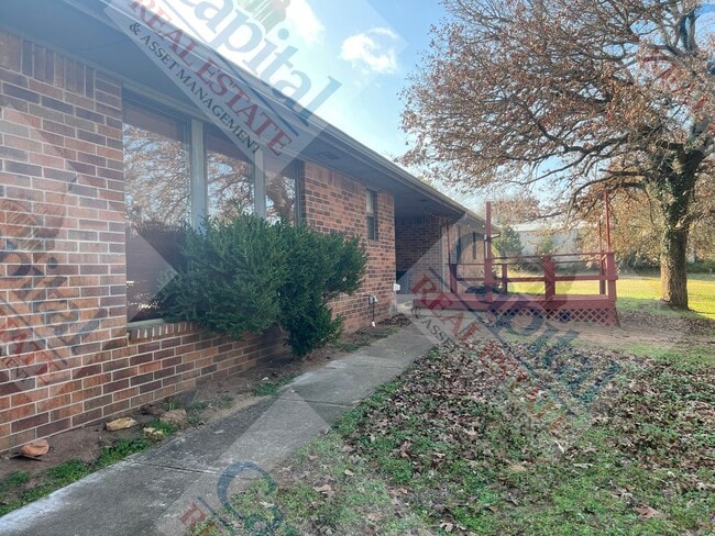 Building Photo - Country Beauty