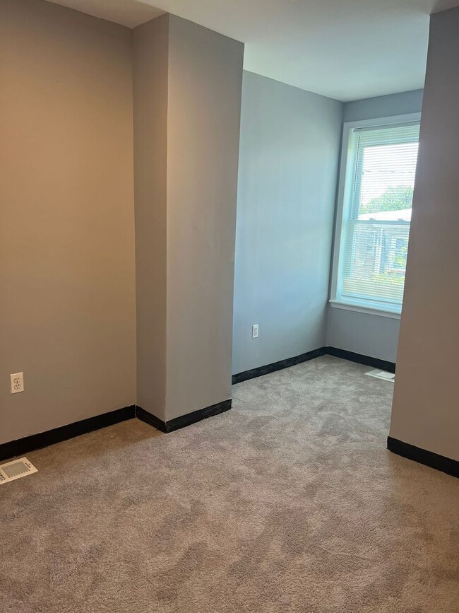 Building Photo - Recently Renovated 2 Bed 1 Bath Ready To M...