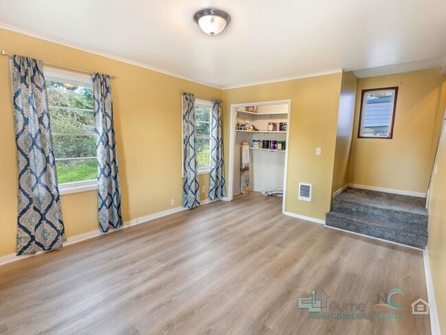 Building Photo - $500 OFF Special - Beautiful 4 Bed/1 Bath Home in Astoria