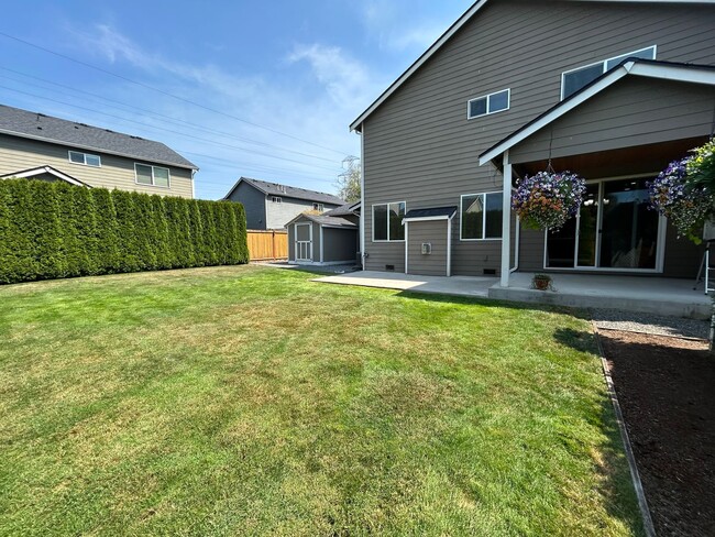 Building Photo - 4 bed/2.5 bath and 3 car garage and a down...