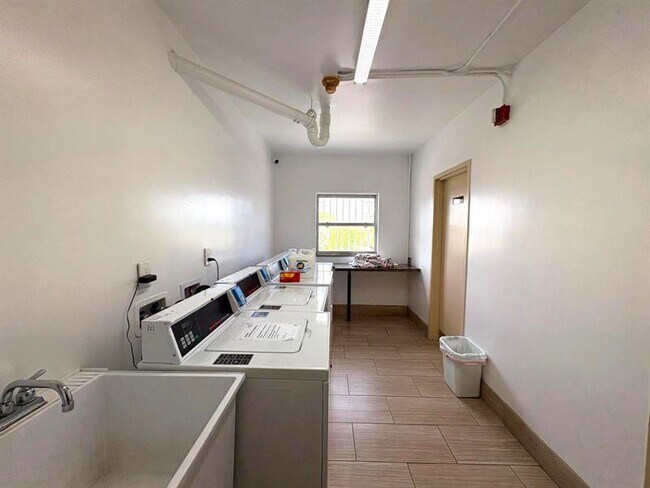 Building Photo - 1455 N Treasure Dr