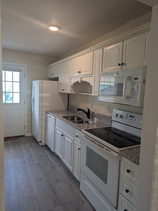 Building Photo - 2 Bedroom end unit