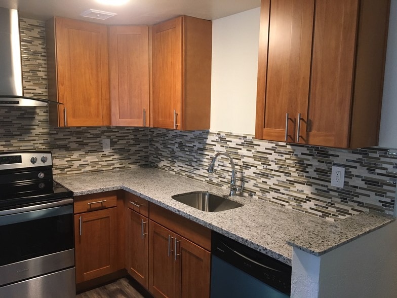 Primary Photo - The Highlander Apartments