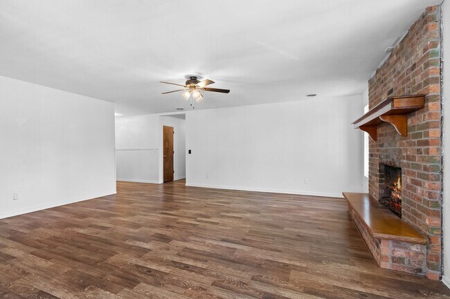 Building Photo - Beautiful Home in Springdale with Sunroom!