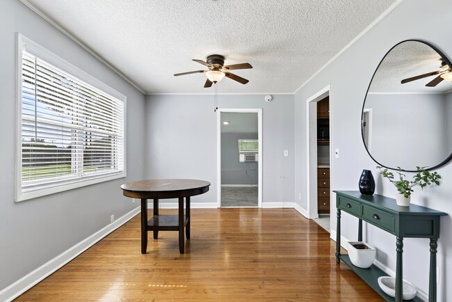 Building Photo - 6635 Blackwood Dr