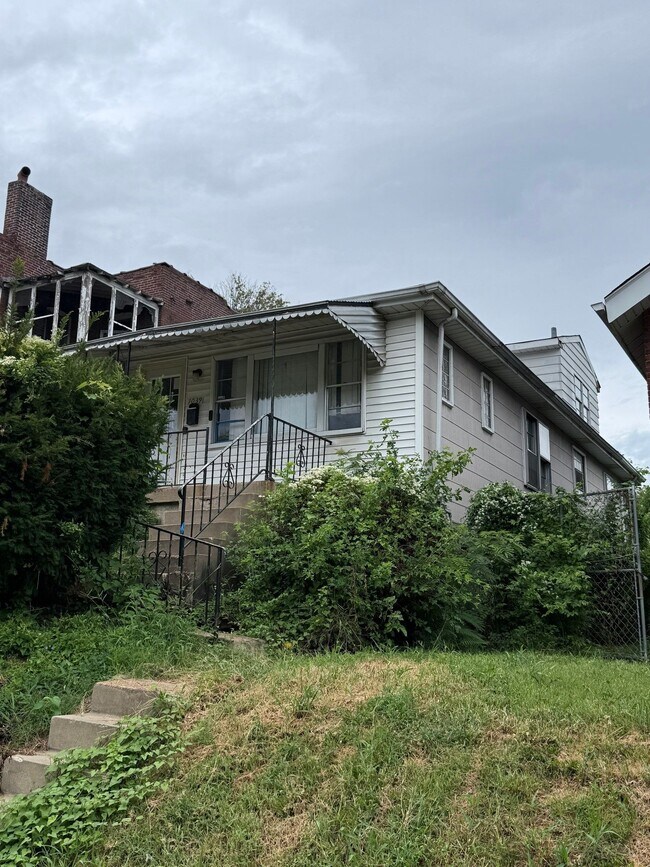 Building Photo - 912 Slosson St