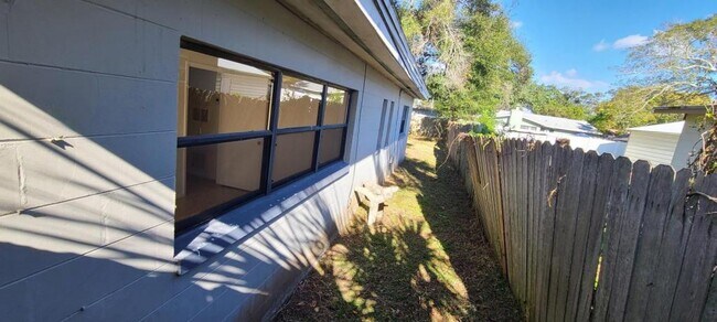 Building Photo - 2027 BENTLEY ST