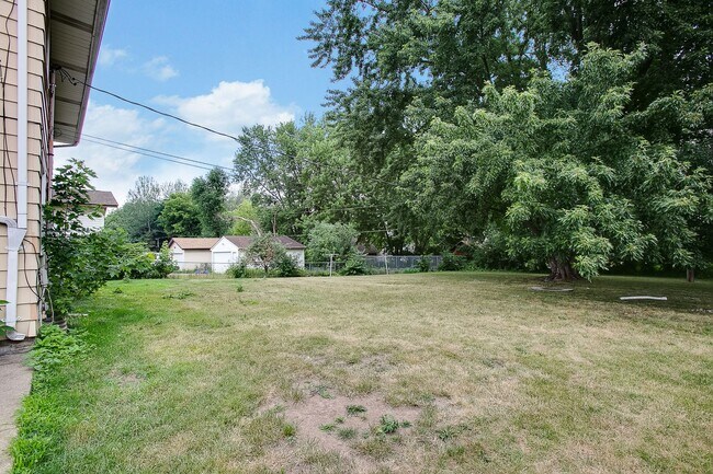 Building Photo - Updated 3 Bedroom Duplex in Battle Creek