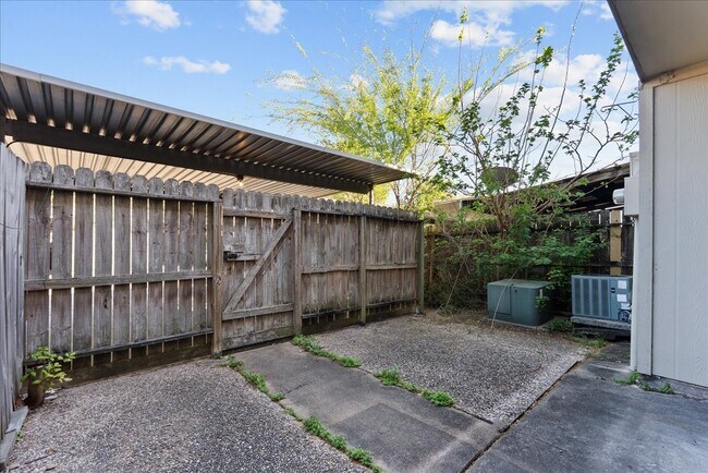 Building Photo - 1448 Silverpines Rd