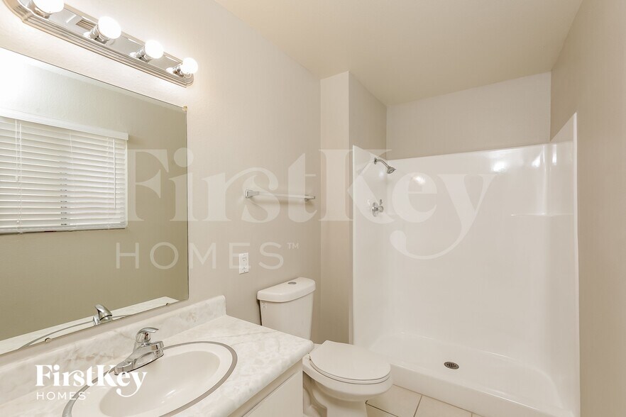 Building Photo - 2922 E Sierra St