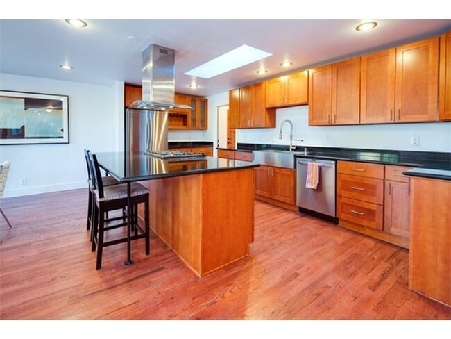 Building Photo - Incredible 3 Bed 2 Bath Madrona Home for L...