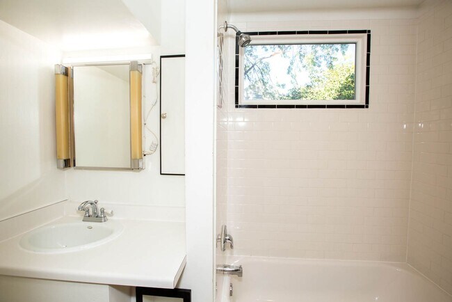 Building Photo - Great 1 bed, 1 bath home