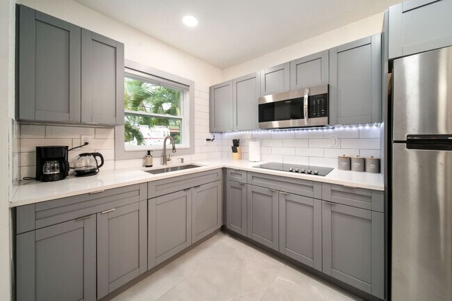 Building Photo - 847 NE 16th Ave