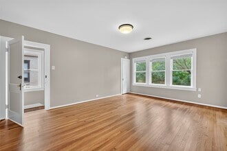 Building Photo - 2343 Wroxton Rd