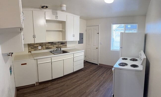 Building Photo - 2 Bedroom, 1 Bathroom Duplex