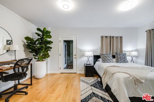 Building Photo - 3323 N Knoll Dr