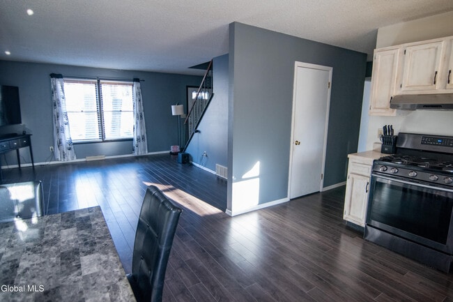 Building Photo - 15 Longwood Dr