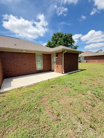Building Photo - 127 Hedge Ln