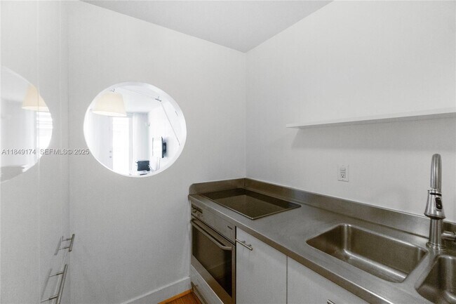 Building Photo - 100 Lincoln Rd