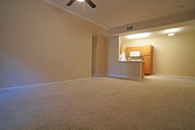 Building Photo - 3 bedroom, 2 bathroom condo with great flo...