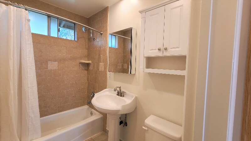 Building Photo - 2226 S Carmelina Ave