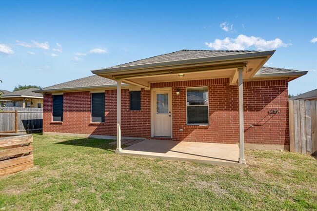 Building Photo - 537 MacKenzie Way