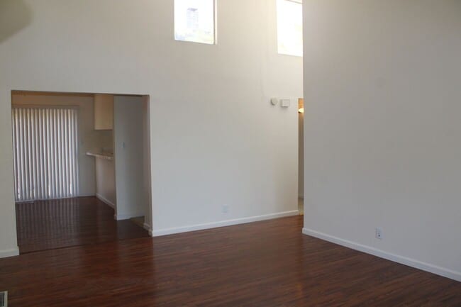 Building Photo - Bright 2 Bedroom, 2 Bathroom Condo, W/ Gar...