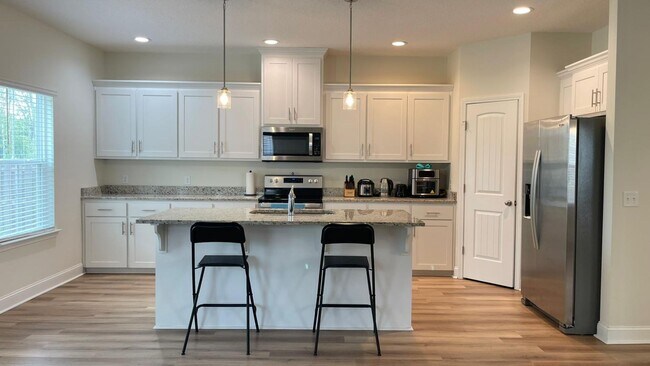 Building Photo - THIS IS A MUST SEE!!!!!  MOVE IN SPECIAL $...