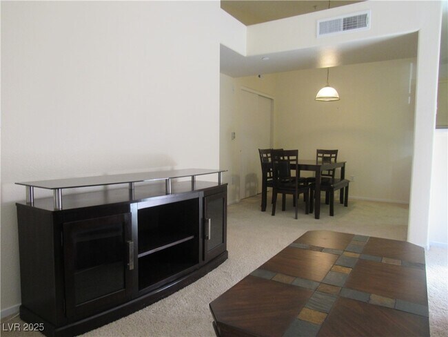Building Photo - 950 Seven Hills Dr