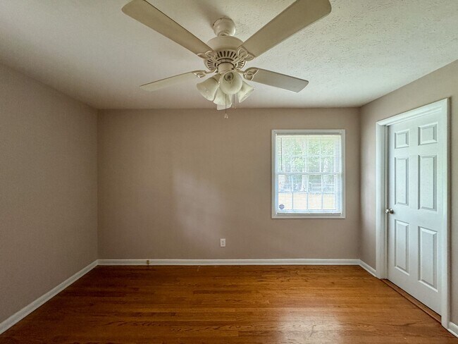 Building Photo - Charming 3 Bed 2 Bath Fayetteville Home with Fenced Yard