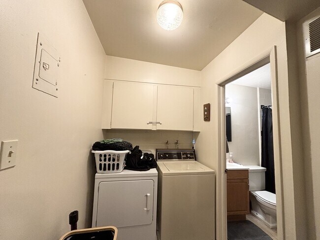 Building Photo - 472 E Granite Ave