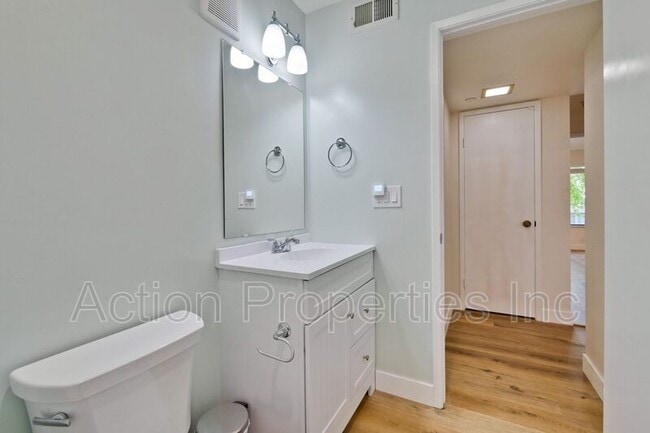Building Photo - 2211 Latham St