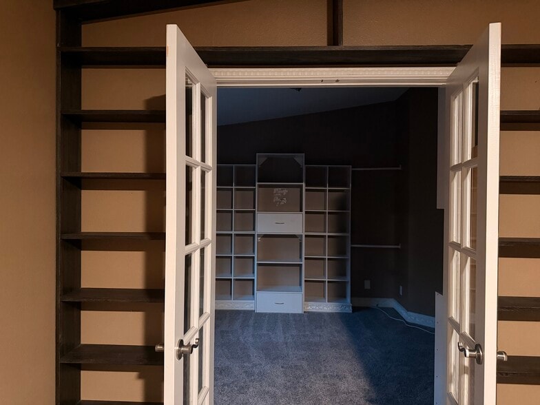 Building Photo - 15550 La Entrada Dr