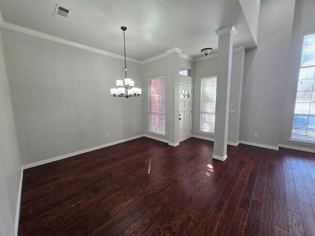 Building Photo - 6116 Thursby Ave