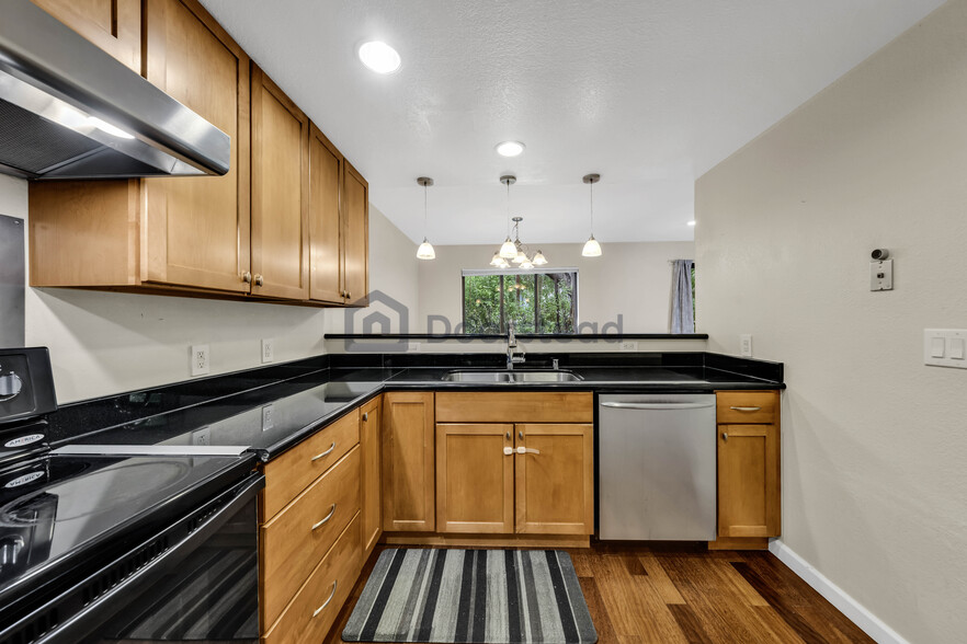 Building Photo - 641 Stonegate Dr