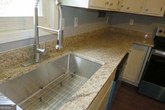 Building Photo - 1105 Hampton Rd