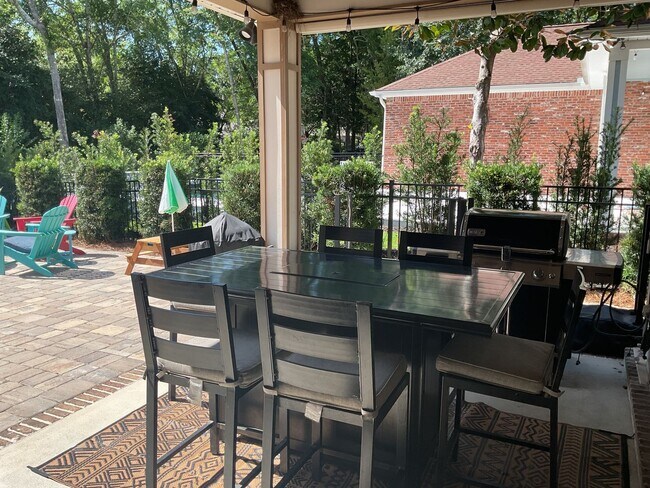 Building Photo - Southern Charm Meets Modern Luxury!!