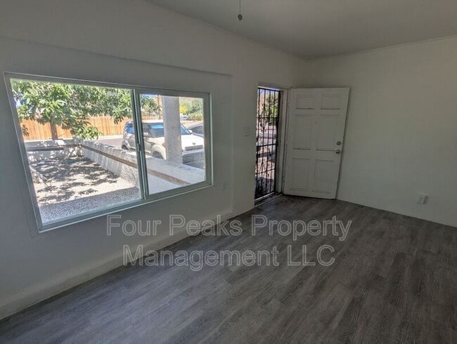 Building Photo - 102 E Hatcher Rd