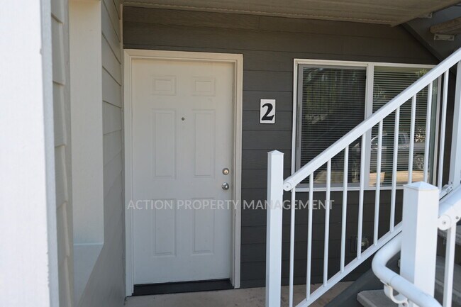 Building Photo - 2 bed 1 bath, bottom floor apartment in Port Angeles, close to Peninsula College and the Olympic ...