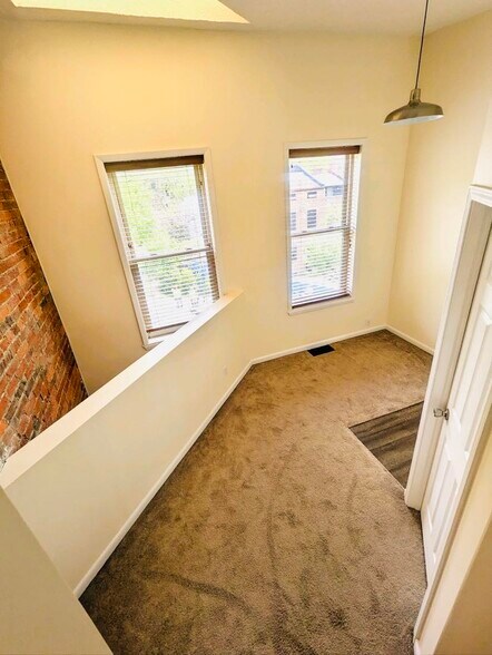 Bonus office/den - 1619 Mansfield St